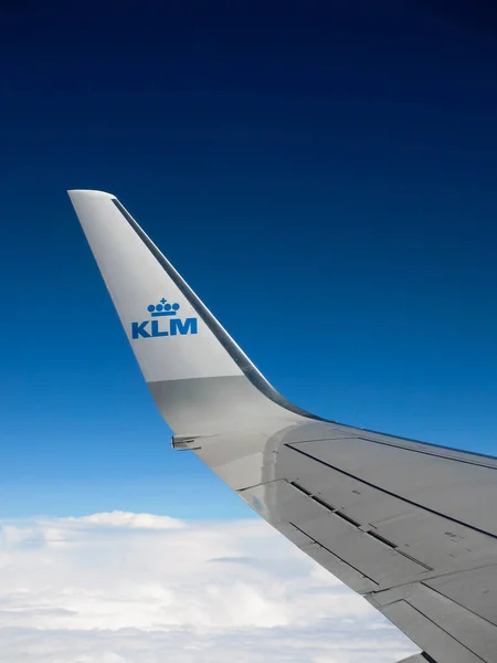 在巡航高度的一架荷兰皇家航空公司客机的翼尖 — 图库照片