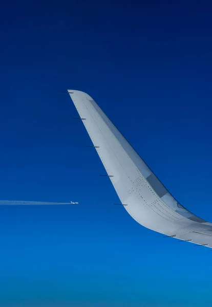 하늘에 여객기의 곡선된 — 스톡 사진