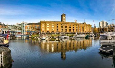 Londra, İngiltere - Aralık 2018: Panoramik tekneleri ve durgun sular Londra şehir St Katherin'es Dock cihazının binalarda.