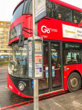 Londra, İngiltere - Aralık 2018: Londra şehir otobüs durağında durdu Londra kırmızı otobüs.
