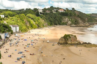 Tenby, Pembrokeshire, Galler - Ağustos 2018: Geniş açılı manzaraya düşük tide Kuzey Plajı Tenby, Batı Galler.