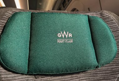 Cardiff, Galler - Aralık 2018: Şehirlerarası tren işletilen bir yeni sınıf 800 tarafından büyük Batı Demiryolu üzerinde birinci sınıf taşıma bir koltuk üzerinde baş dinlenme ve logo görünümü kadar kapatın.