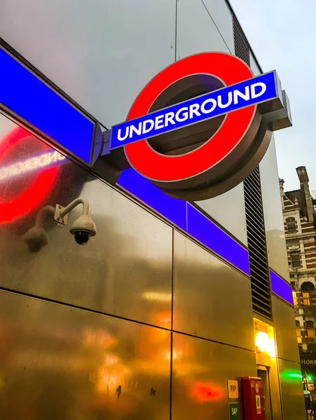 雨の日にトッテナム コート ロードでロンドンの地下鉄駅の入り口上のロンドン イギリス 2018 — ストック写真