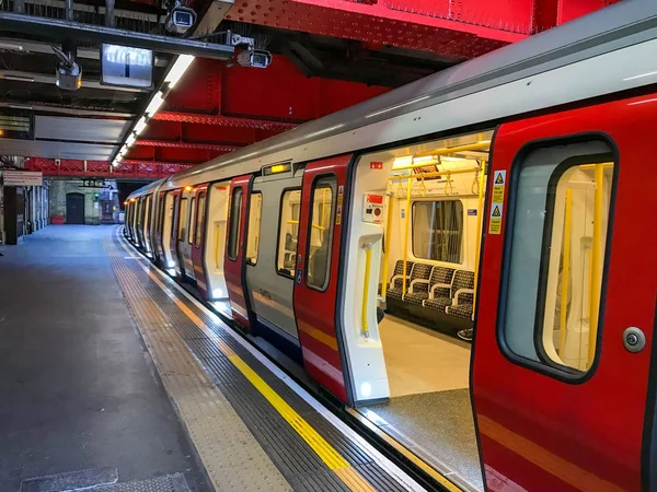 ロンドン イギリス 2018 ロンドン地下鉄電車の扉を開けたままプラットホームで停止 — ストック写真