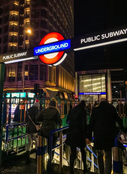 ロンドン イギリス 2018 人夜遅くトッテナム コート ロードでロンドンの地下鉄の駅に入る — ストック写真