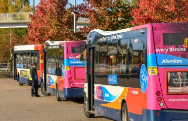 Aberdare, Galler - Ekim 2018: Stagecoach Group plc tarafından işletilen kamu hizmeti otobüs otobüs istasyonunda Aberdare şehir merkezinde park etmiş.