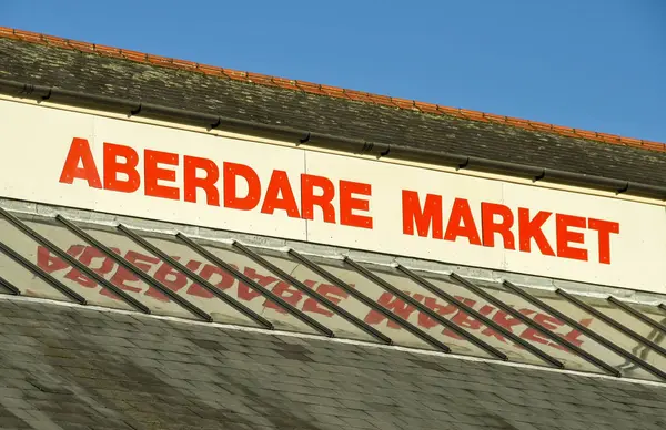 Aberdare, wales - Oktober 2018: Großes Schild auf dem Dach des traditionellen Marktes in aberdare. — Stockbild Aberdare Wales Oktober 2018 Großes Schild Auf Dem Dach Des — Stockfoto
