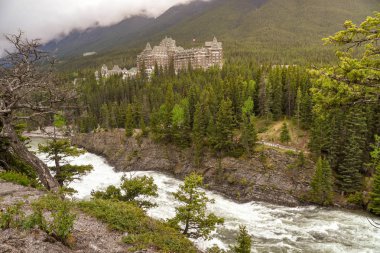 Banff, Ab, Kanada - Haziran 2018: Doğal görünümünü yay River Falls gorge. Banff Springs Fairmont Hotel mesafedir.