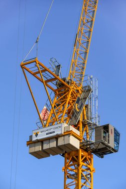 Pontypridd, Galler - Ekim 2018: taksi ve denge ağırlıkları Pontypridd şehir merkezinde bir sitede bir kule vinç, kapat.