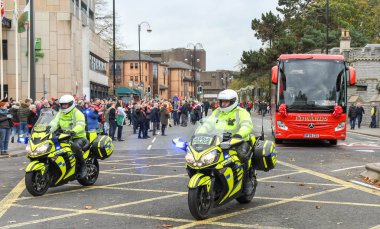 CARDIFF, WALES - Kasım 2018: Güney Galler Polis Teşkilatı 'ndan motosiklet sürücüleri, uluslararası bir maç için Cardiff şehir merkezindeki caddelerde Galler Rugby takımının otobüsüne eşlik ediyor..