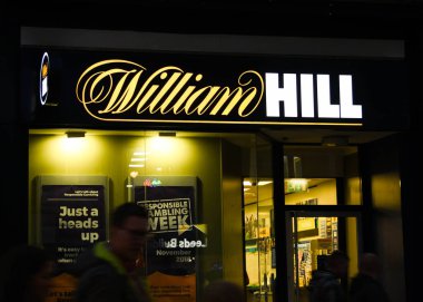 Cardiff, Galler - Kasım 2018: William Hill bahis dükkanı zinciri Cardiff şehir merkezinde dalı dış görünümünü.