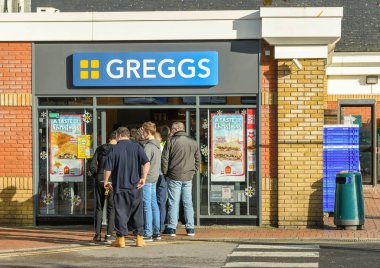 M4 Hizmetleri, Reading, İngiltere - Kasım 2018: Reading M4 üzerinde servis istasyonu pastanede Greggs popüler dalı kapıda dışında kuyruk müşteriler.