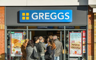 M4 Hizmetleri, Reading, İngiltere - Kasım 2018: Reading M4 üzerinde servis istasyonu pastanede Greggs popüler dalı kapıda dışında kuyruk müşteriler.