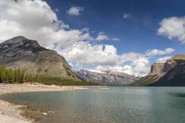 Banff, Ab, Kanada - Haziran 2018: Lake Minnewanka Banff yakınındaki doğal görünümünü.