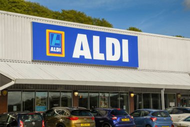 İngiltere'de perakende pazarında başarılı olmuştur bir Aldi süpermarket dış görünümü