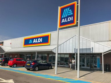 İngiltere'de perakende pazarında başarılı olmuştur bir Aldi süpermarket dış görünümü