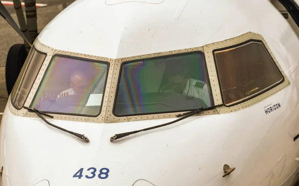 西雅图塔科马机场 2018年6月 在西雅图塔科马机场为阿拉斯加航空公司运营的 地平线航空公司 的驾驶舱内的飞行员近景 — 图库照片
