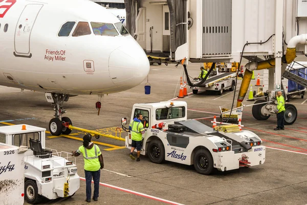 西雅图塔科马机场 2018年6月 亲密的看法 维珍美国空客 A320 喷气式飞机的鼻子 飞机上安装了一个拖船 将其从西雅图塔科马机场的航站楼推回 — 图库照片