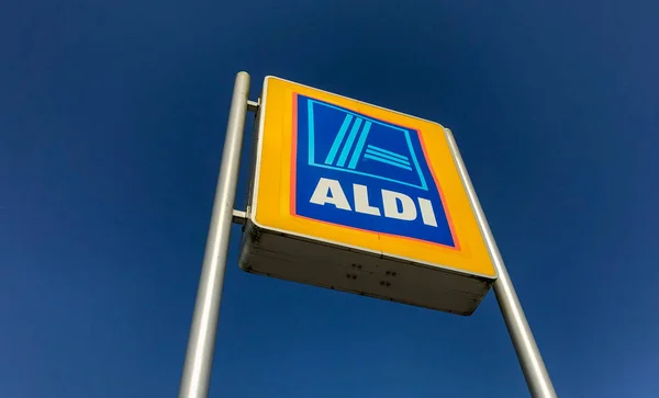 Meld Buiten Een Aldi Supermarkt Die Succesvol Britse Retailmarkt — Stockfoto