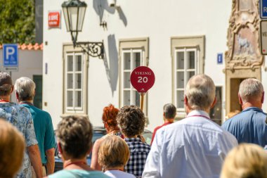 Prag, Çek Cumhuriyeti - Ağustos 2018: bir kırmızı bayrak tutan bir tur rehberi takip Prag Gezi insanlar.