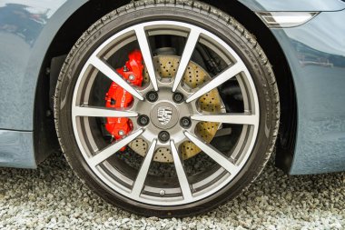 Cardiff, Galler - Temmuz 2018: ön tekerlek görünümünü ve frenler bir Porsche araba kadar yakın.