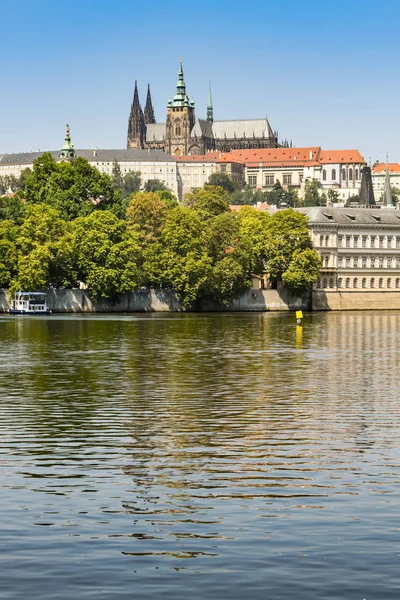 Praga Republika Czeska Lipca 2018 Rzeki Wełtawy Która Biegnie Przez — Zdjęcie stockowe