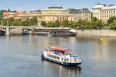 Prague, Çek Cumhuriyeti - Temmuz 2018: gezi river cruise tekne Nehri Vltava Prag.