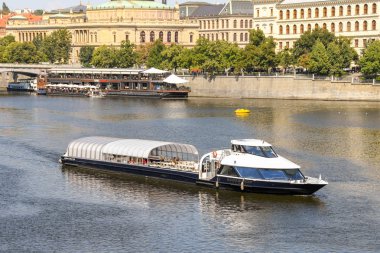 Prague, Çek Cumhuriyeti - Temmuz 2018: gölgelik Nehri Vltava Prag'da üzerinde sürme ile Restoran tekne.