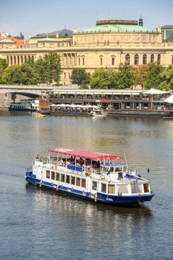 Prague, Çek Cumhuriyeti - Temmuz 2018: gezi river cruise tekne Nehri Vltava Prag.