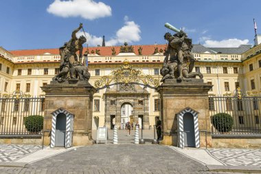 Prague, Çek Cumhuriyeti - Temmuz 2018: Ana giriş Prag Kalesi.
