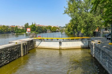 Prag, Çek Cumhuriyeti - Ağustos 2018: Ağır kapaklar Nehri Vltava yine de Prag merkezinde çalışan üzerinde kapalı. Kilit nehir tekneler nehrin üzerinde bir weir geçmek sağlar.