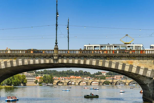 Praga Czechy Sierpień 2018 Tramwajem Jeżdżacymi Mostem Nad Rzeką Wełtawą — Zdjęcie stockowe