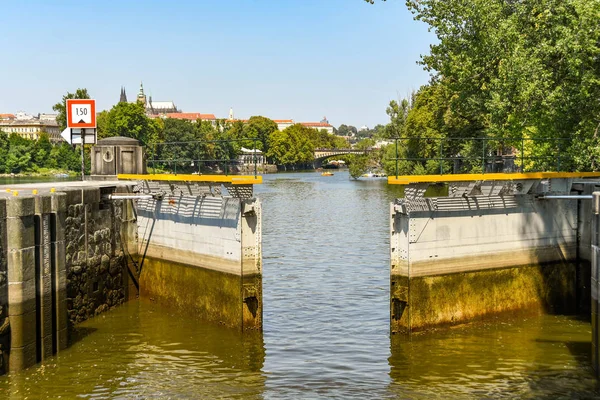 Praga Republika Czeska Sierpień 2018 Ciężkie Wrota Śluz Zamknięcia Rzeki — Zdjęcie stockowe
