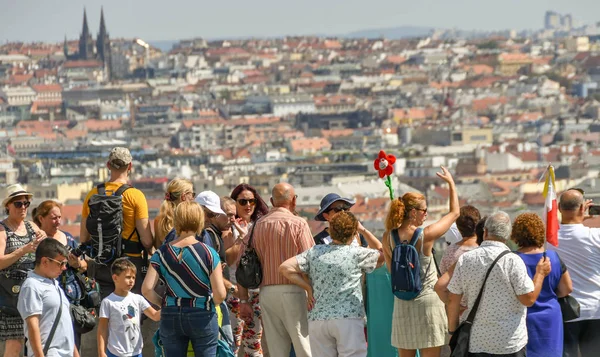 Praha Česká Republika Červenec 2018 Skupina Turistů Okamžiku Zobrazení Nedaleko — Stock fotografie