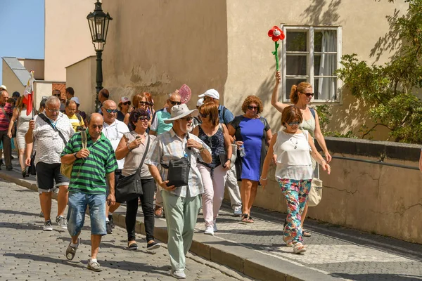 Praha Česká Republika Červenec 2018 Skupina Turistů Průvodkyně Ulici Nedaleko — Stock fotografie