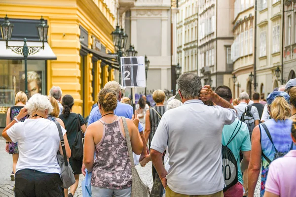 Prag Tschechische Republik Juli 2018 Touristengruppe Folgt Einem Reiseleiter Stadtzentrum — Stockfoto