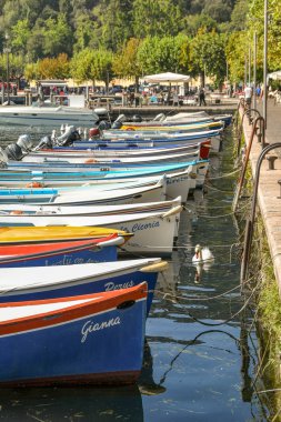 Lake Garda, İtalya - Eylül 2018: Harbour town Garda Garda Gölü üzerinde için dizilmiş küçük balıkçı tekneleri.