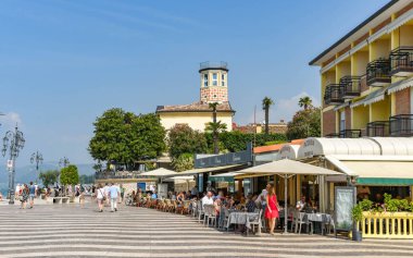 Lazise, Lake Garda, İtalya - Eylül 2018: Lazise Garda Gölü üzerinde sahil alanının üzerine açılış restoranlarda yemek insanlar.
