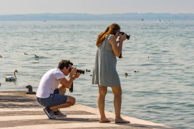 Lazise, Lake Garda, İtalya - Eylül 2018: Lake Garda Lazise in mesire üzerinde fotoğraf çekmek iki kişi