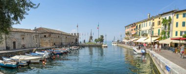 Lazise, Lake Garda, İtalya - Eylül 2018: Panoramik liman ve lakeside binalarda Lazise, Garda Gölü üzerinde.