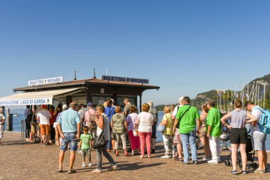 Garda, İtalya - Eylül 2018: Uzun kuyruk Garda Garda Gölü üzerinde feribot biletlerini satın almak queuing insan.