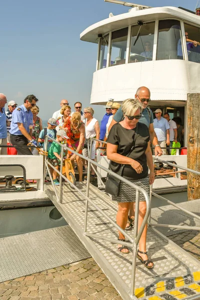 Lazise Lake Garda Italia Septiembre 2018 Personas Bajando Pequeño Ferry — Foto de Stock