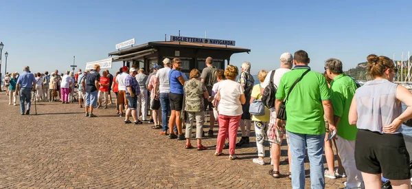 Garda, İtalya - Eylül 2018: Uzun kuyruk Garda Garda Gölü üzerinde feribot biletlerini satın almak queuing insan.