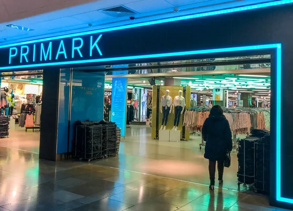 カーディフのセント デイビッズのショッピング センターの Primark 店への入り口のカーディフ ウェールズ 2019 — ストック写真