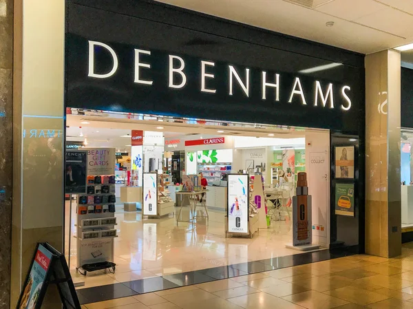 カーディフのセント デイビッズのショッピング センターで Debenham の店への入り口のカーディフ ウェールズ 2019 — ストック写真
