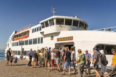Garda, Lake Garda, İtalya - Eylül 2018: Sıra kasaba Garda Garda Gölü üzerinde bir feribot yatılı insan.