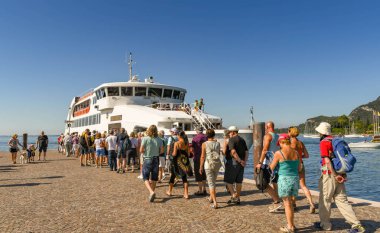 Garda, Lake Garda, İtalya - Eylül 2018: Sıra kasaba Garda Garda Gölü üzerinde bir feribot alıcı kişi.
