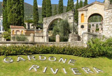 Gardone Riviera, İtalya - Eylül 2018: Gardone Riviera Vittoriale degli Italiani bahçelerde girişine.