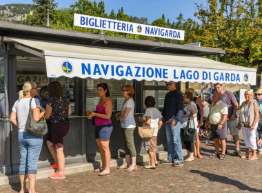 Garda, İtalya - Eylül 2018: Uzun kuyruk Garda Garda Gölü üzerinde feribot biletlerini satın almak queuing insan.