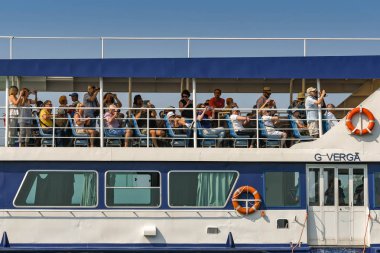 Lake Garda, İtalya - Eylül 2018: Üst güvertede kişilik bir kalabalık ile Garda Gölü yolcu feribotla tarafında.